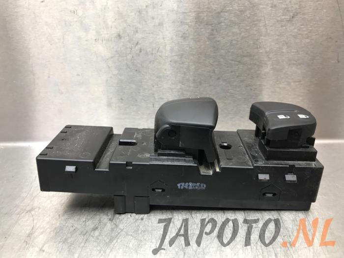 Multi-functional window switch from a Nissan Micra (K14) 0.9 IG-T 12V 2017