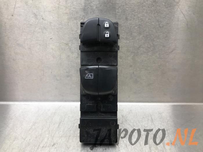 Multi-functional window switch from a Nissan Micra (K14) 0.9 IG-T 12V 2017