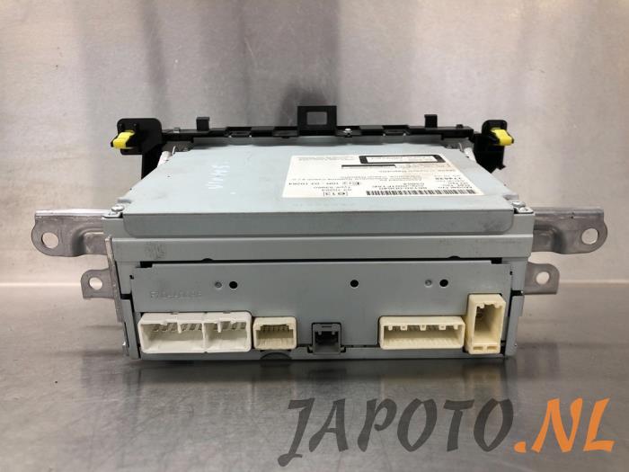 Radio CD player from a Toyota Yaris III (P13) 1.4 D-4D-F 2013