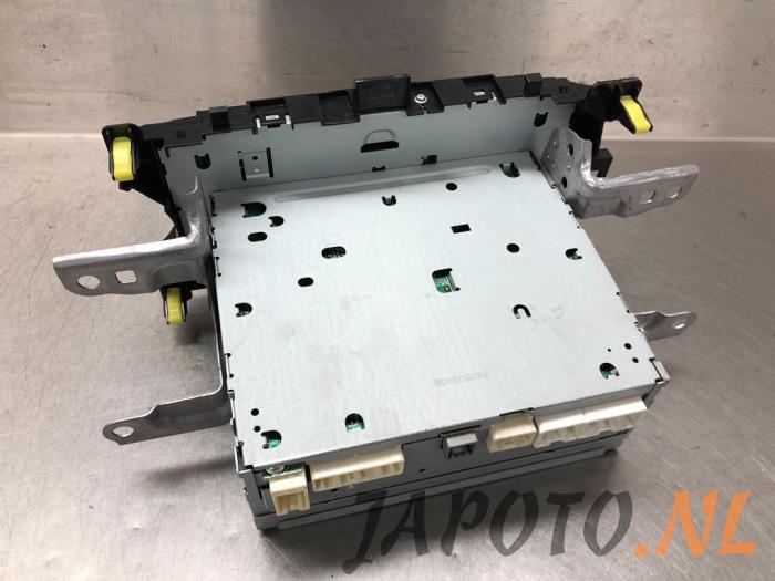 Radio CD player from a Toyota Yaris III (P13) 1.4 D-4D-F 2013