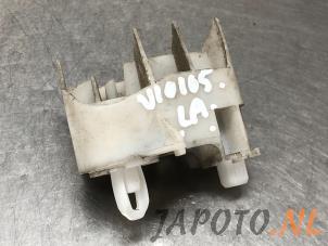 Używane Wspornik zderzaka lewy tyl Toyota Yaris III (P13) 1.4 D-4D-F Cena € 9,95 Procedura marży oferowane przez Japoto Parts B.V.