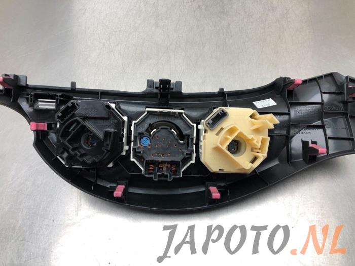 Heater control panel from a Toyota Yaris III (P13) 1.4 D-4D-F 2013