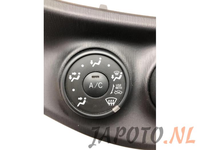 Heater control panel from a Toyota Yaris III (P13) 1.4 D-4D-F 2013