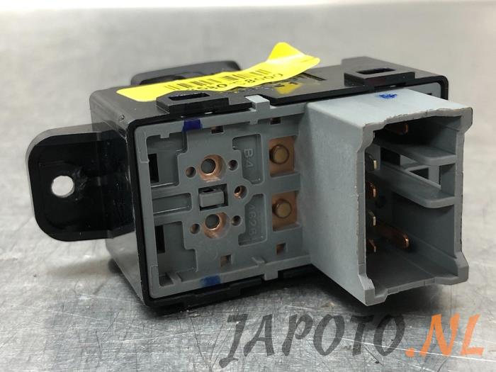Electric window switch from a Hyundai i20 (GBB) 1.2i 16V 2019