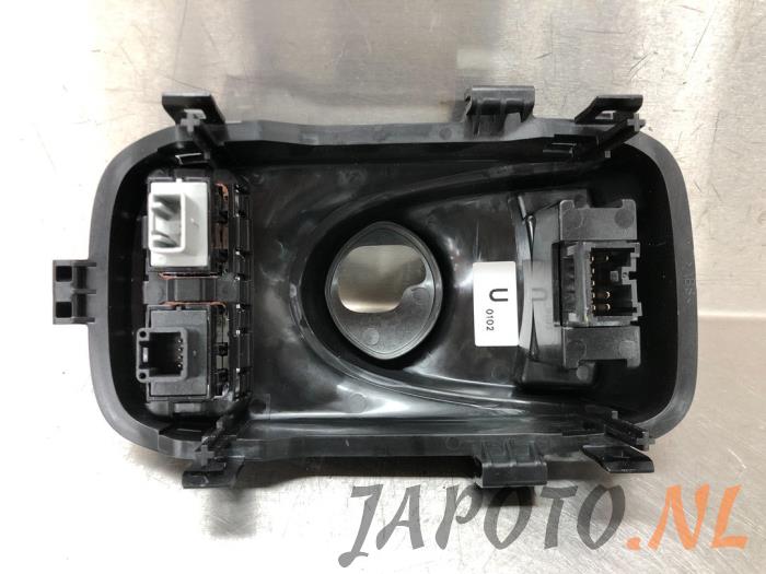 Handbremse Schalter van een Mitsubishi Outlander (GF/GG) 2.0 16V PHEV 4x4 2014