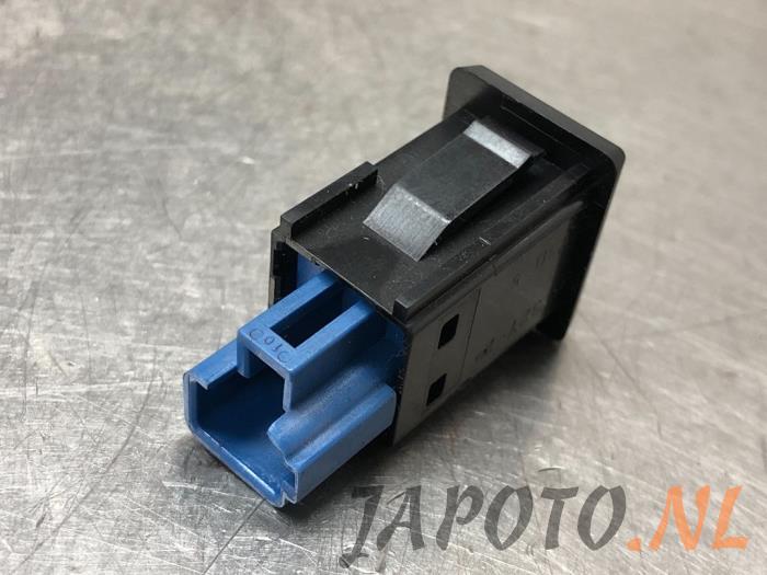 Tailgate switch from a Mitsubishi Outlander (GF/GG) 2.0 16V PHEV 4x4 2014