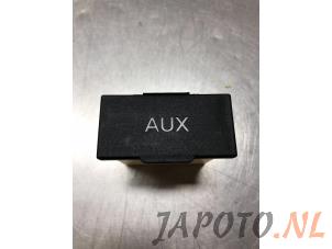Używane Zlacze AUX/USB Mitsubishi Lancer Sports Sedan (CY/CZ) 1.8 MIVEC 16V Cena € 19,95 Procedura marży oferowane przez Japoto Parts B.V.