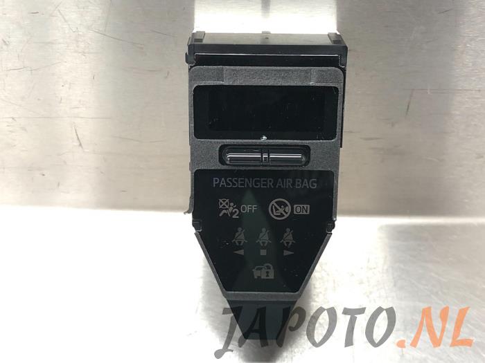 Airbag indicator light from a Toyota Auris Touring Sports (E18) 1.2 T 16V 2015