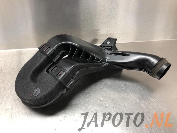 Air funnel from a Toyota Auris Touring Sports (E18) 1.2 T 16V 2015