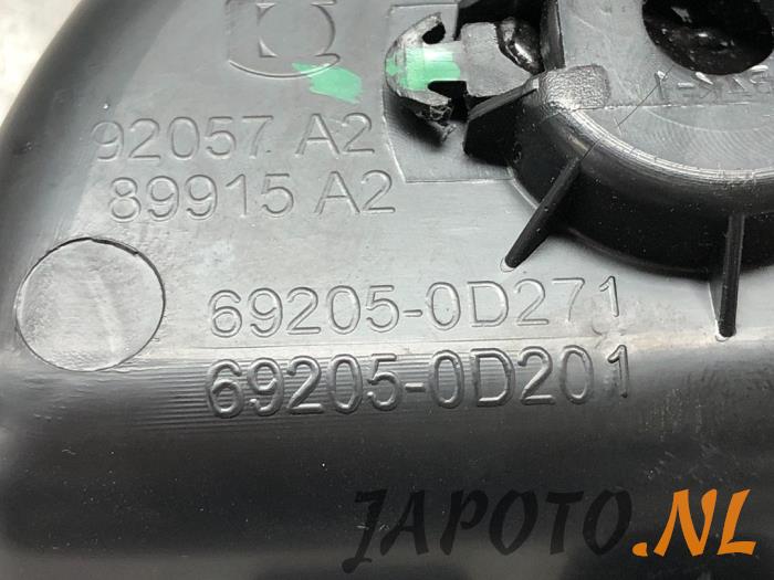 Türgriff 4-türig rechts vorne van een Toyota Auris Touring Sports (E18) 1.2 T 16V 2015