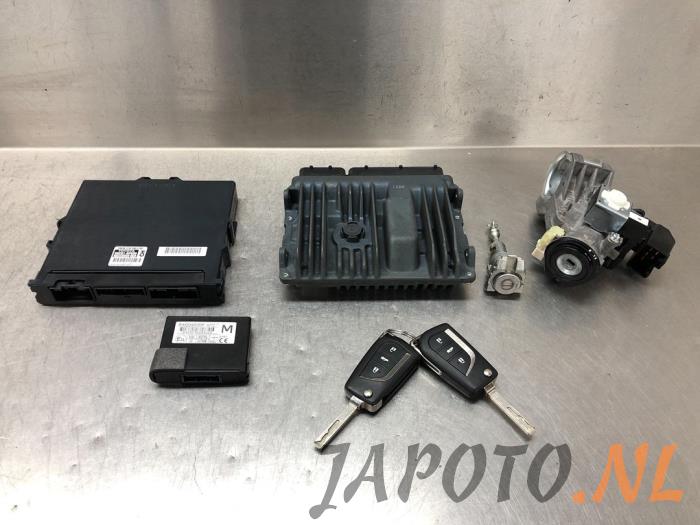 Used Ignition lock + computer Toyota Auris Touring Sports (E18) 1.2 T 16V Price € 157,45 Margin scheme offered by Japoto Parts B.V.
