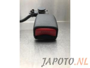 Używane Wtyk pasa bezpieczenstwa prawy tyl Honda Civic (FK1/2/3) 1.4i VTEC 16V Cena € 19,95 Procedura marży oferowane przez Japoto Parts B.V.