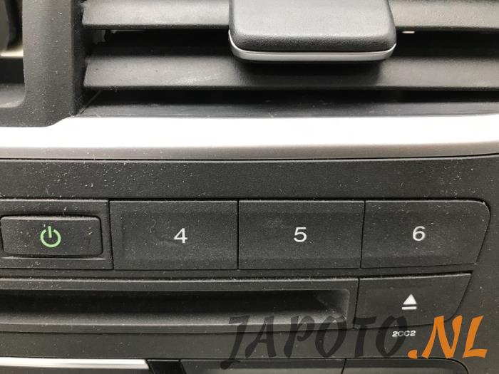 Reproductor de CD y radio de un Honda Civic (FK1/2/3) 1.4i VTEC 16V 2014