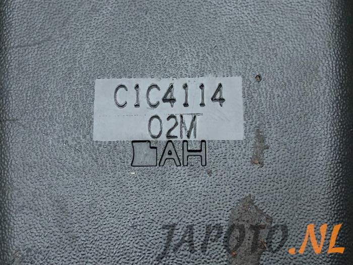 Lengüeta cinturón de seguridad derecha delante de un Honda Civic (FK1/2/3) 1.4i VTEC 16V 2014