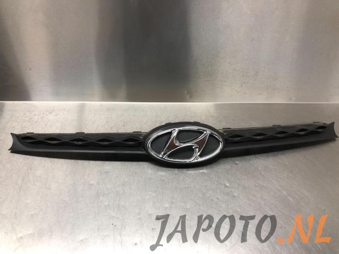 Begagnade Emblem Hyundai i10 (B5) 1.0 12V Pris € 36,70 Marginaltabell erbjuds av Japoto Parts B.V.