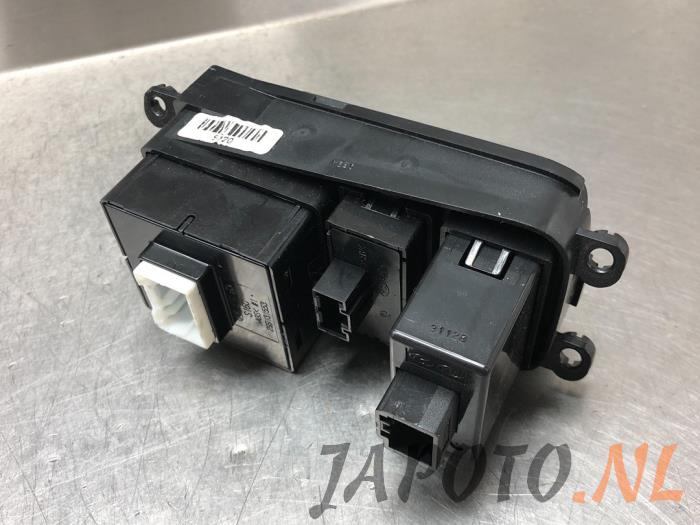 Interruptor (varios) de un Hyundai i10 (B5) 1.0 12V 2014