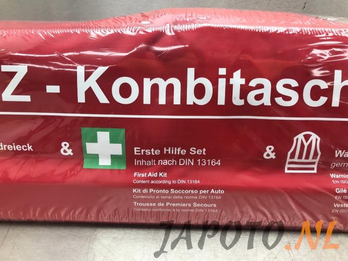 First aid kit from a Mazda CX-5 (KE,GH) 2.0 SkyActiv-G 160 16V 4WD 2013
