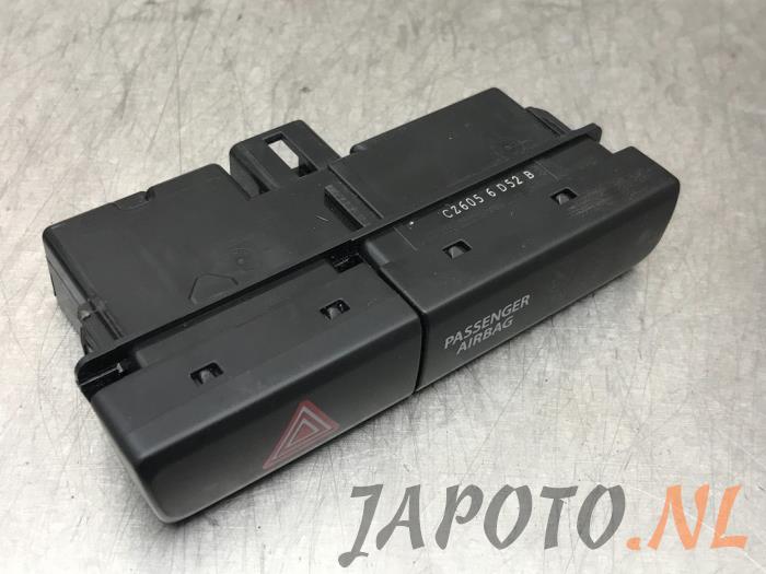 Panic lighting switch from a Suzuki Vitara (LY/MY) 1.6 16V VVT 2015