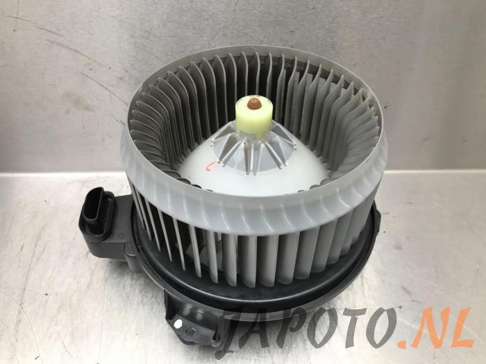 Motor de ventilador de calefactor de un Toyota Avensis Wagon (T27) 2.0 16V D-4D-F 2010