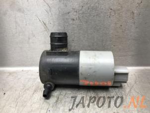 Used Windscreen washer pump Toyota Avensis Wagon (T27) 2.0 16V D-4D-F Price € 14,95 Margin scheme offered by Japoto Parts B.V.