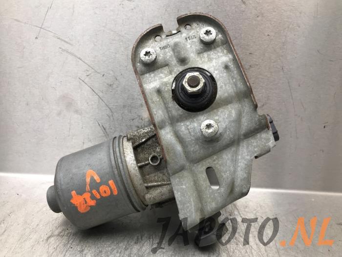 Front wiper motor from a Toyota Avensis Wagon (T27) 2.0 16V D-4D-F 2010