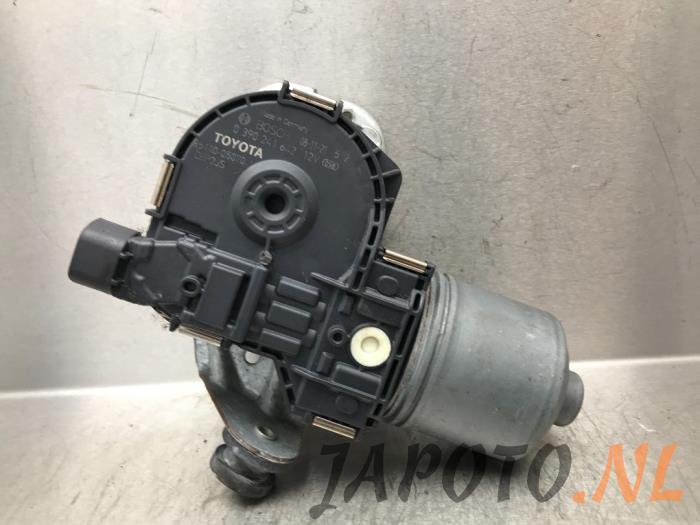 Front wiper motor from a Toyota Avensis Wagon (T27) 2.0 16V D-4D-F 2010