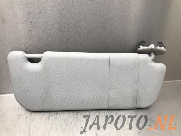 Sun visor from a Toyota Avensis Wagon (T27) 2.0 16V D-4D-F 2010