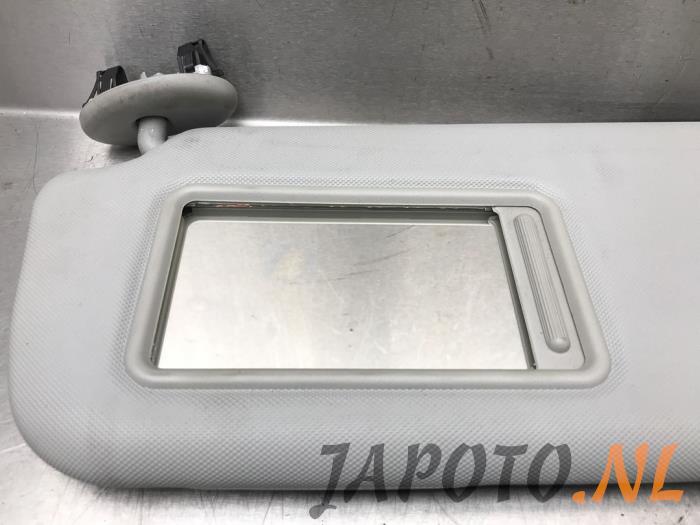 Sun visor from a Toyota Avensis Wagon (T27) 2.0 16V D-4D-F 2010