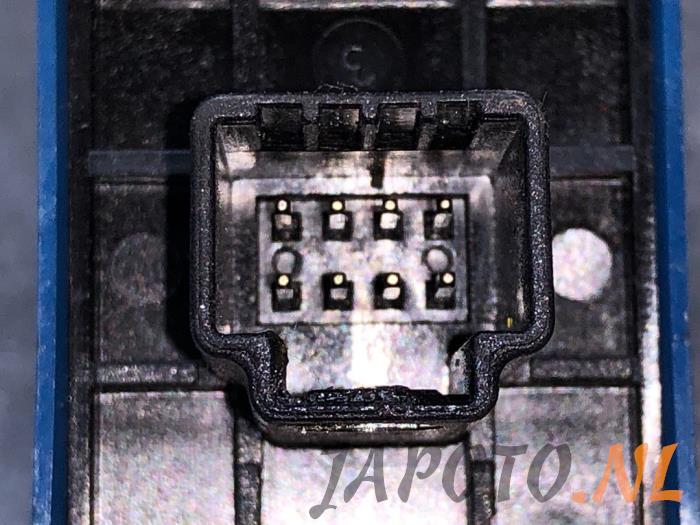 Electric window switch from a Toyota Avensis Wagon (T27) 2.0 16V D-4D-F 2010