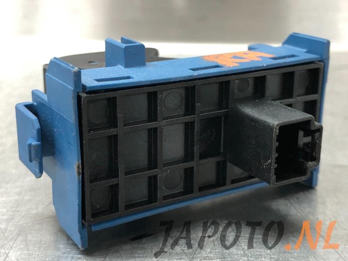 Electric window switch from a Toyota Avensis Wagon (T27) 2.0 16V D-4D-F 2010