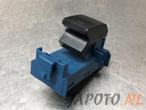 Used Electric window switch Toyota Avensis Wagon (T27) 2.0 16V D-4D-F Price € 14,95 Margin scheme offered by Japoto Parts B.V.