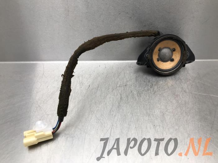 Speaker from a Toyota Avensis Wagon (T27) 2.0 16V D-4D-F 2010
