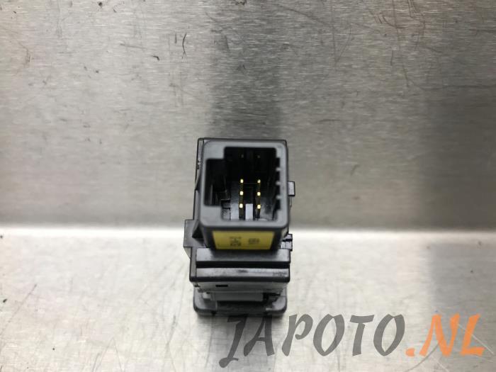 Seat heating switch from a Toyota Avensis Wagon (T27) 2.0 16V D-4D-F 2010
