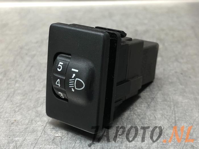 AIH headlight switch from a Toyota Avensis Wagon (T27) 2.0 16V D-4D-F 2010