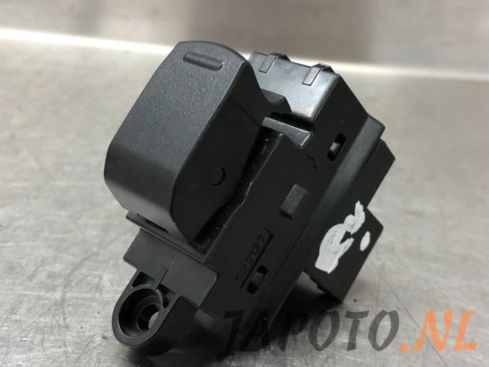 Usados Interruptor de ventanilla eléctrica Suzuki Baleno (EW/FW) 1.2 Dual Jet 16V Precio € 20,99 Norma de margen ofrecido por Japoto Parts B.V.
