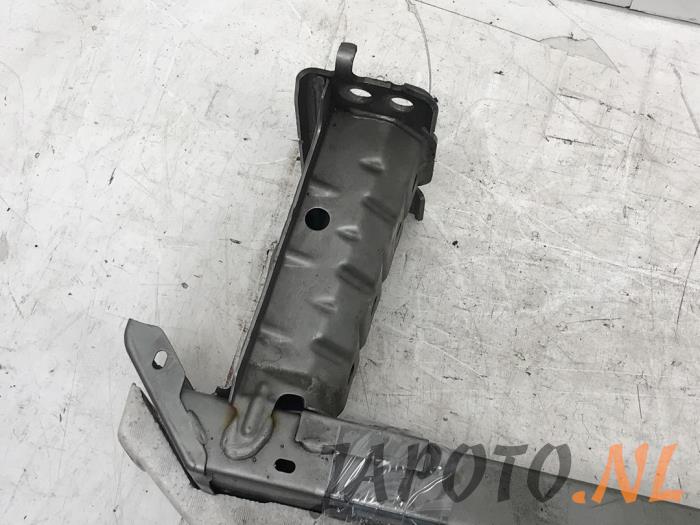 Front bumper frame from a Toyota Avensis Wagon (T27) 2.0 16V D-4D-F 2010