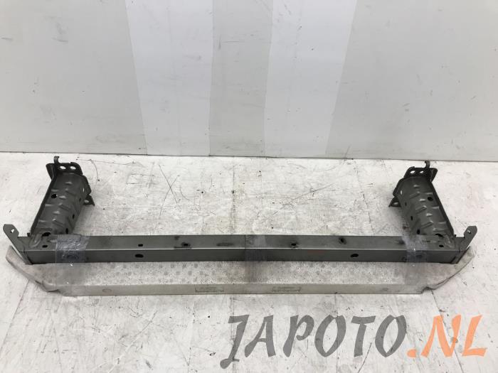Front bumper frame from a Toyota Avensis Wagon (T27) 2.0 16V D-4D-F 2010