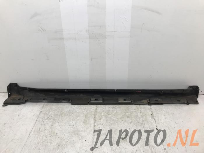 Seitenschürze links van een Toyota Avensis Wagon (T27) 2.0 16V D-4D-F 2010