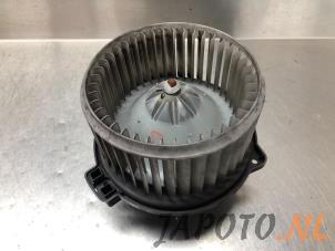 Usados Motor de ventilador de calefactor Toyota Avensis Wagon (T25/B1E) 2.0 16V VVT-i D4 Precio € 49,95 Norma de margen ofrecido por Japoto Parts B.V.