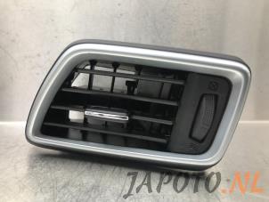 Usagé Grille d'aération latérale Nissan Qashqai (J11) 1.3 DIG-T 160 16V Prix € 24,95 Règlement à la marge proposé par Japoto Parts B.V.