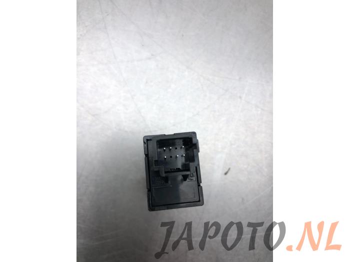 PDC Schalter van een Nissan Qashqai (J11) 1.3 DIG-T 160 16V 2019