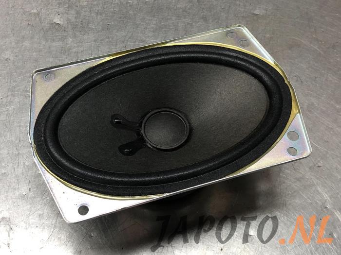 Speaker from a Chevrolet Spark (M300) 1.2 16V 2012
