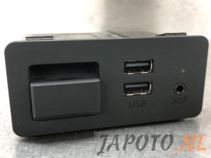 Usados Conexión AUX-USB Mazda MX-5 RF (ND) 2.0 SkyActiv G-160 16V Precio € 24,95 Norma de margen ofrecido por Japoto Parts B.V.