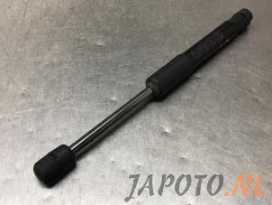 Używane Amortyzator gazowy lewy tyl Mazda MX-5 RF (ND) 2.0 SkyActiv G-160 16V Cena € 24,99 Procedura marży oferowane przez Japoto Parts B.V.