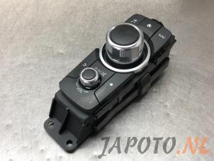 Usagé Panneau commande radio Mazda MX-5 RF (ND) 2.0 SkyActiv G-160 16V Prix € 124,95 Règlement à la marge proposé par Japoto Parts B.V.