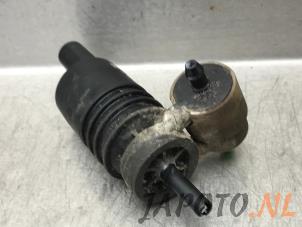 Used Rear screen washer pump Chevrolet Aveo (300) 1.3 D 16V Price € 14,95 Margin scheme offered by Japoto Parts B.V.