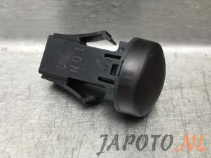 Usados Sensor de luz Subaru Outback (BR) 2.5 16V Precio € 14,99 Norma de margen ofrecido por Japoto Parts B.V.