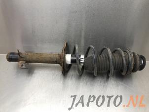 Używane Amortyzator prawy przód Toyota Aygo (B10) 1.0 12V VVT-i Cena € 24,95 Procedura marży oferowane przez Japoto Parts B.V.