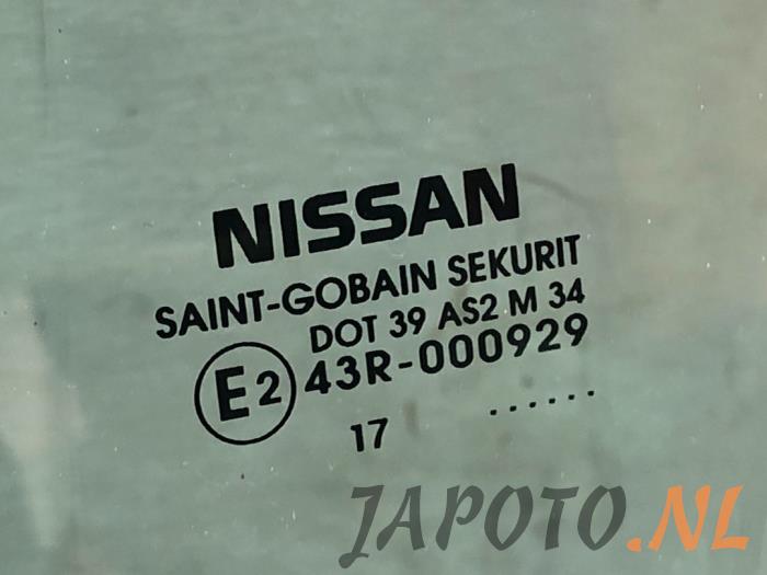 Vitre avant gauche d'un Nissan Micra (K14) 0.9 IG-T 12V 2017