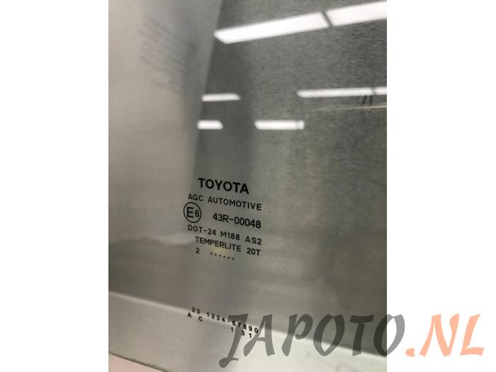 Ventanilla de puerta de 4 puertas derecha detrás de un Toyota Yaris III (P13) 1.5 16V Hybrid 2012